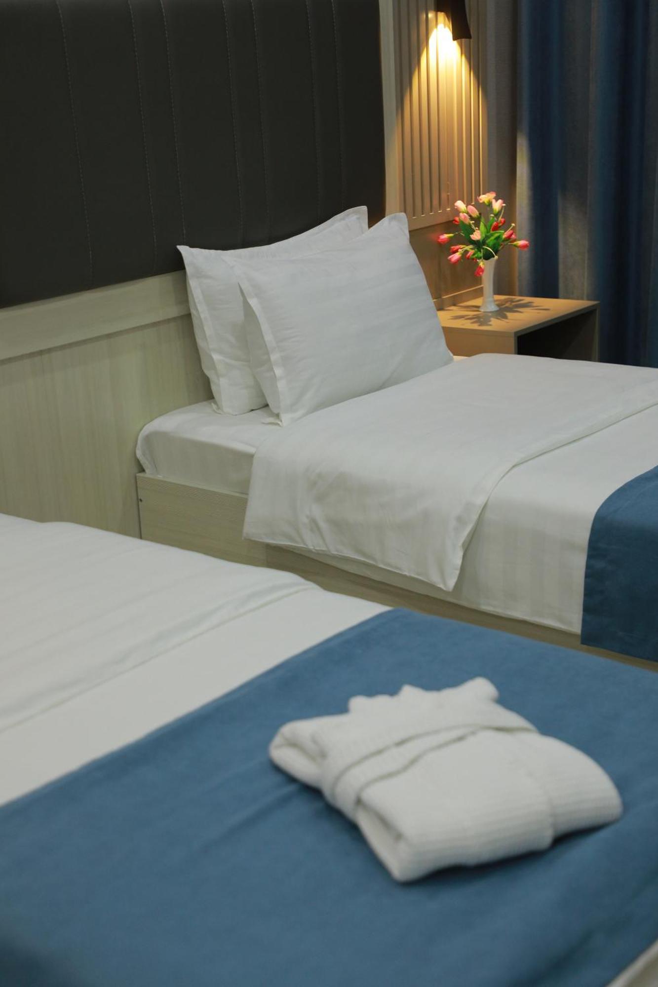 Human Hotel Tasjkent Buitenkant foto